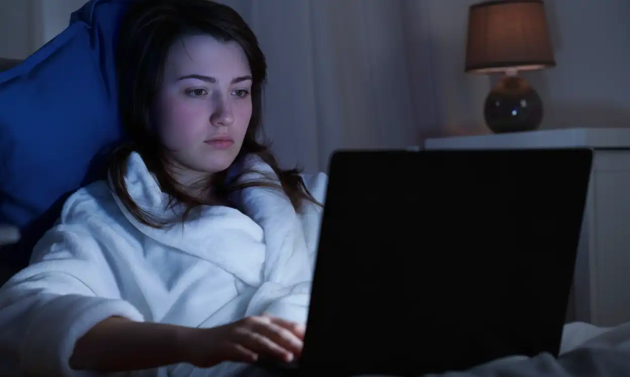 Синє світло від екранів перед сном